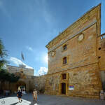 Der Torre dello Standardo (It-Torri tal-Istandard) wurde vom Johanniterorden zwischen 1725 und 1726 erbaut und diente der Kommunikation zwischen Mdina und dem Rest von Malta mit Signalen.