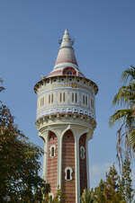 Der 45 Meter hohe Wasserturm  Torre d’aiges de la Catalana de Gas  wurde 1907 eingeweiht.