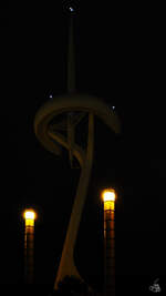 Der von 1989 bis 1991 erbaute und 136 Meter hohe Fernsehturm  Torre de comunicacions de Montjuc  (Katalanisch „Kommunikationsturm des Montjuc“) bei Nacht.