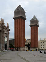 Die beiden venezianischen Trme (Torres Venecianes) sind 47 Meter hoch und wurden im Zeitraum von 1927 bis 1929 fr die Internationale Ausstellung von Barcelona 1929 erbaut.
