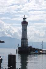 Dieser schne Leuchtturm ragt in Lindau aus dem Bodensee.