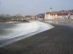 Landsberg am Lech/Bayern,  groe 4-stufige Wehranlage am Lech,das  Karolinenwehr ,  mit imposanter Geruschkulisse,  nach historischer Kaskadenform neu aufgebaut von 1993-96,  2006