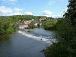 Melsungen in Hessen, Blick von der Bartenwetzer-Brcke auf die Fulda und das Stauwehr, Mai 2005