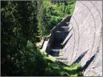 Blick von der Krone der Staumauer der Schwarzenbach-Talsperre.