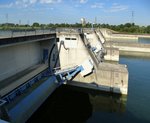 Kehl, das Kulturwehr am Rhein hat sechs schwenkbare Wehrtore, die den Wasserdurchlauf regulieren, Aug.2016