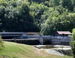 Brombach, Wehranlage an der Wiese, zur Hochwasserregulierung und Stromerzeugung, Juli 2020