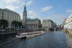 Hamburg am 22.9.2021: Rathaus, Kleine Alster mit Rathausschleuse auf die gerade ein Alsterschiff zusteuert  /