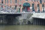 Hamburg am 16.11.2021: vor dem Internationalen Maritime Museum, Brckenlager mit historischer Treppe als Zugang zum Wasser, durch den stndigen Tidenhub etwas marode /