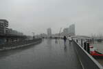 Hamburg am 16.1.2022: trbes Wetter mit leichtem ganztgigen Sprhregen, Jan-Fedder-Promenade (Hochwasserschutzanlage) Richtung Hafencity gesehen /