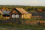 Ein typisches Holzhaus in einen kleinen sibirischen Dorf an der Transsib.