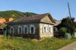 Ein leer stehendes Holzhaus in Listwjanka am Baikalsee.