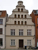 Dieses alte Stadthaus im historischen Stadtkern von Wismar wurde 1703 erbaut.