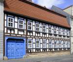 Suhl, das Pfarrhaus der Kreuzkirche, stammt von 1753, Fachwerk mit Thringer Leitermotiv, April 2025