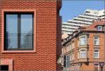 Wohnbauten aus unterschiedlichen Epochen in Neu-Ulm: Links ein ungewhnliches Gebude aus heutiger Zeit, rechts ein Wohnhaus der Grnderzeit und dahinter das Wohnhochhaus, ein Bau vermutlich aus den