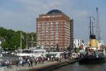 Hamburg-Altona am 30.4.2019: Fhranleger Museumshafen Neumhlen mit dem Gebude der Augustinum Seniorenresidenz Hamburg, an dieser Stelle stand ursprnglich das „Union