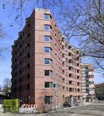 Freiburg-Herdern, das Rennwegdreieck, ein 8-geschossiger Wohnbau mit Geschften im Erdgescho auf dreieckigem Grundri, der Neubau mit Klinkerfassade stammt von einem Basler