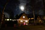 Hamburg am 16.12.2021: Mond und weihnachtlich geschmcktes Haus /