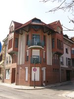 Eine Kreuzung mit einem Eckhaus in der östlichen Innenstadt von Pécs.