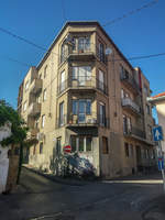 Dieses Mehrfamilienhaus gilt als modern in der Innenstadt von Pcs.