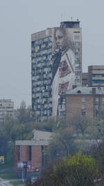 Ein Kunstwerk an einem ansonsten trostlosen Hochhaus in Kiew.