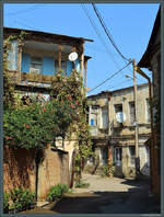 Gasse mit alten Wohnhusern in der Altstadt von Tiflis.