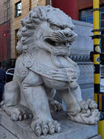 Einer der beiden Lwen, welche den Eingang zu Chinatown in Antwerpen bewachen.