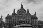 Das Empfangsgebude des Bahnhofes Antwerpen Centraal im Juli 2018.