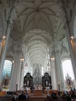 Abtei Averbode, Innenraum der Barockkirche, Gemlde von Pieter Jozef Verhaghen,   Chorgesthl von Octaaf Henry (26.04.2015)