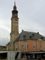 Sint-Truiden, Rathaus mit Belfried am historischen Marktplatz, erbaut Anfang des   17.