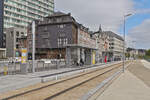Blick von der Tramhaltestelle auf die Uferpromenade an der Maas in Lttich.