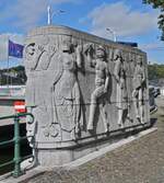 Dieses Relief stellt Volkstmliche Szenen aus Lttich dar, geschaffen 1948 – 49 vom Bildhauer Adelin Salle.