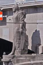 Der bewaffnete Ritter soll das Mittelalter darstellen, Statue steht am Pont des Arches in Lttich, erstellt 1948.