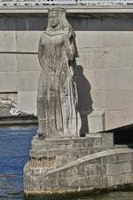 Die Frauenstatue soll den Widerstand gegen die deutschen Besatzer symbolisieren, am rechten Brckenpfeiler vom Pont des Arches ber die Maas in Lttich.