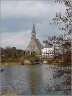 In Vielsalm liegt die Kirche am Ufer des Sees.