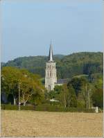 Die neo-gotische Kirche von Treignes berragt das ganze Stdtchen.