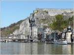 Die Stadt Dinant liegt in einem felsigen Tal in den Ardennen.