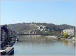 Blick aus dem Zug von der Maasbrücke auf die Stadt Namur.