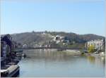 Blick aus dem Zug von der Maasbrcke auf die Stadt Namur.