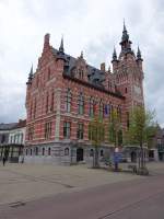 Temse, Rathaus, erbaut von 1900 bis 1906, 31 Meter hoher Glockenturm (29.04.2015)