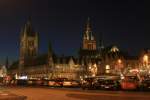 Marktplatz mit Tuchhalle und Sankt-Martins-Kathedrale in Ieper; 06.12.2010