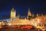 Der Marktplatz mit Tuchhalle und Sankt-Martins-Kathedrale in Ieper vor dem 4.