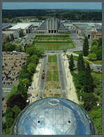 Blick aus dem Atomium auf das Groe Palais der Weltausstellung Expo 1958.