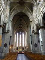 Brssel, Mittelschiff der Kirche Notre Dame du Sablon, an den Sulen Statuen von zwlf Apostel (26.04.2015)