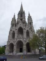 Brssel-Laeken, Liebfrauenkirche, erbaut von 1854 bis 1872 durch Knig Leopold I.,   Architekt Joseph Poelaert, Portal von Friedrich von Schmidt, 99 Meter hoher Kirchturm (26.04.2015)