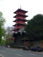 Brssel-Laeken, Japanischer Turm im Schlopark Laeken, erbaut bis 1910 von Alexandre Michel, Avenue van Praet 44 (26.04.2015)