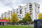 Typischer Wohnblock mit gewerblicher Erdgeschossnutzung im Dobrinja IV in Srajevo am 27.09.2022.