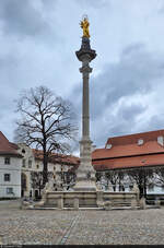 Marienbrunnen mit Marienfigur auf dem Residenzplatz in Eichsttt.