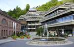 Bad Wildbad, der Zugangsbereich zum Erlebnisbad  Palais Thermal , davor der Katharinenbrunnen, Sept.2026