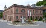 Bad Wildbad, das 1840-47 erbaute Gro�e Badgeb�ude, 1995 aufwendig umgebaut, mit Thermalb�dern und Saunen und der Maurischen Halle, davor der Katharinenbrunnen, Sept.2026