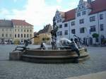 Torgau an der Elbe,  der Brunnen am Marktplatz, dahinter das Rathaus,  Juni 2010